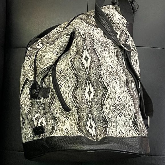 Rare VOLCOM Cruz Backpack. Just in for Summer! Excellent Condition - Picture 5 of 6